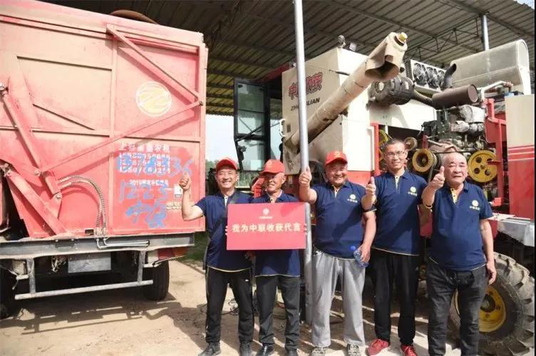 探訪(fǎng)“鄭州中聯(lián)村” 買(mǎi)收獲機(jī)只認(rèn)中聯(lián)收獲 12.20.jpg