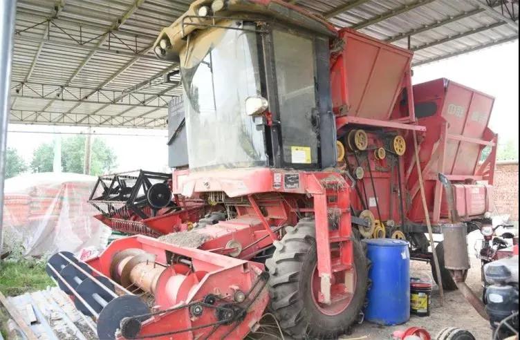 探訪(fǎng)“鄭州中聯(lián)村” 買(mǎi)收獲機(jī)只認(rèn)中聯(lián)收獲 12.20.2.jpg